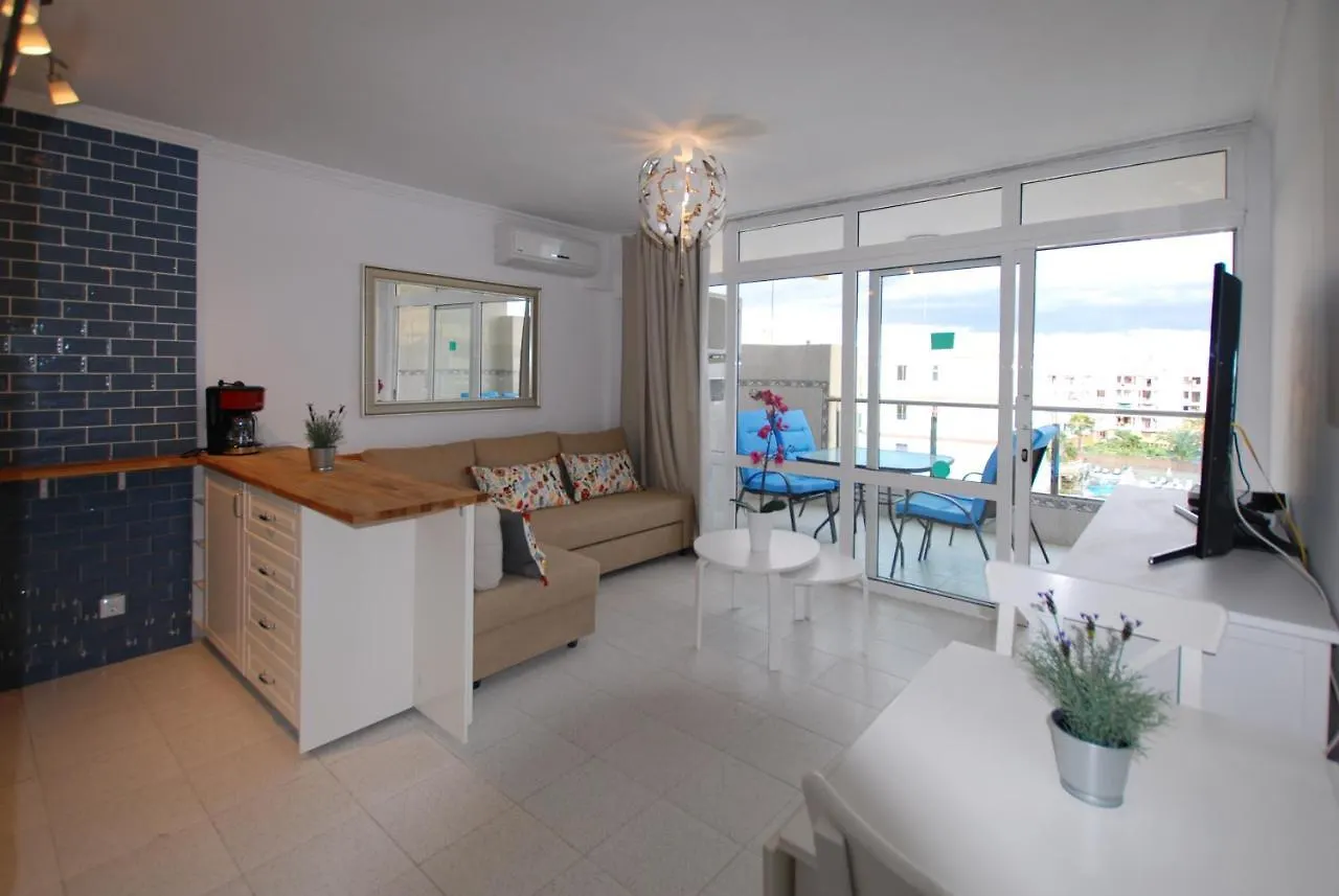 Central Apartment Overlooking Yumbo Centre With Heated Pool 마스팔로마스