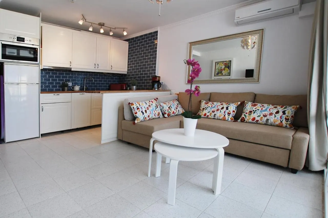 Central Apartment Overlooking Yumbo Centre With Heated Pool 마스팔로마스 0*,