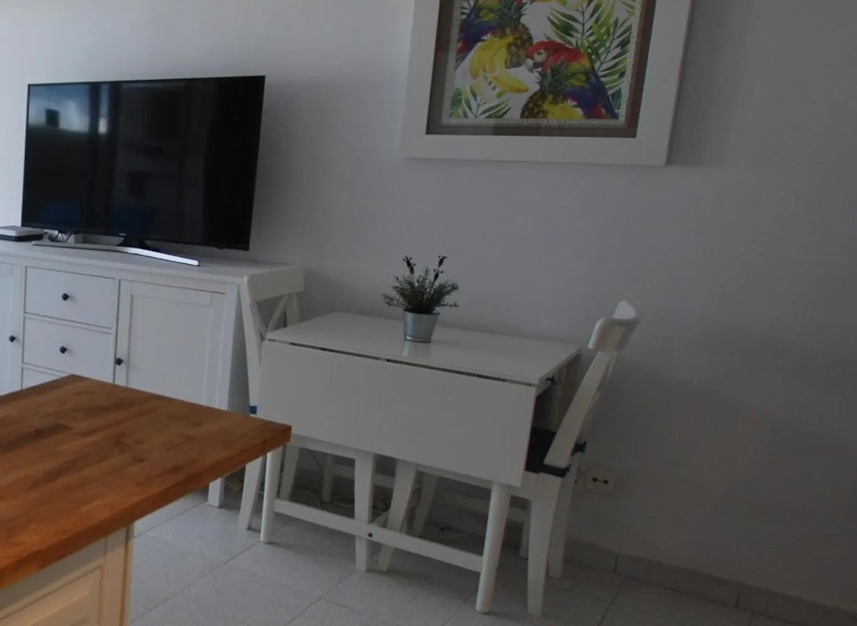 Central Apartment Overlooking Yumbo Centre With Heated Pool 마스팔로마스