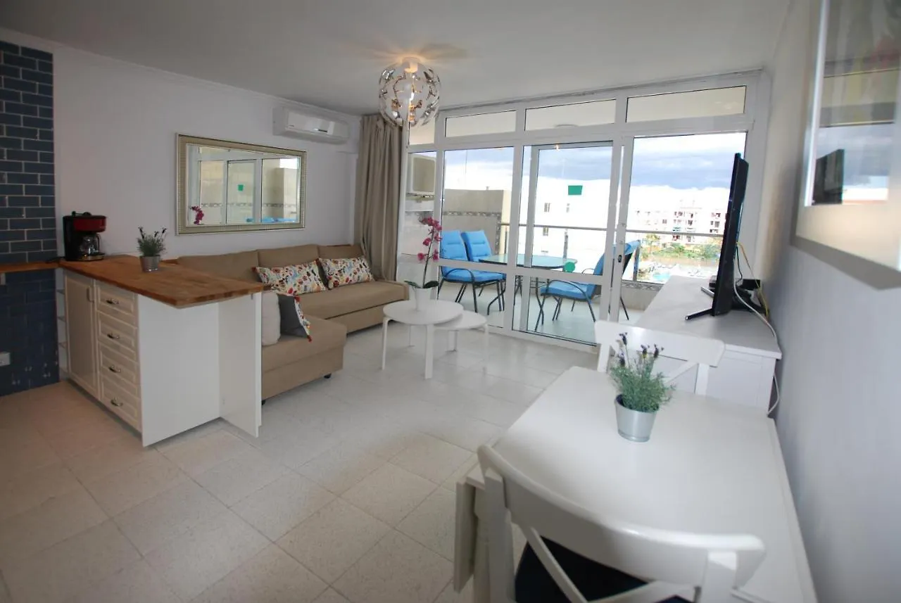 Central Apartment Overlooking Yumbo Centre With Heated Pool 마스팔로마스