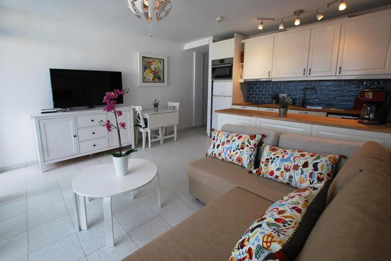 Central Apartment Overlooking Yumbo Centre With Heated Pool 마스팔로마스
