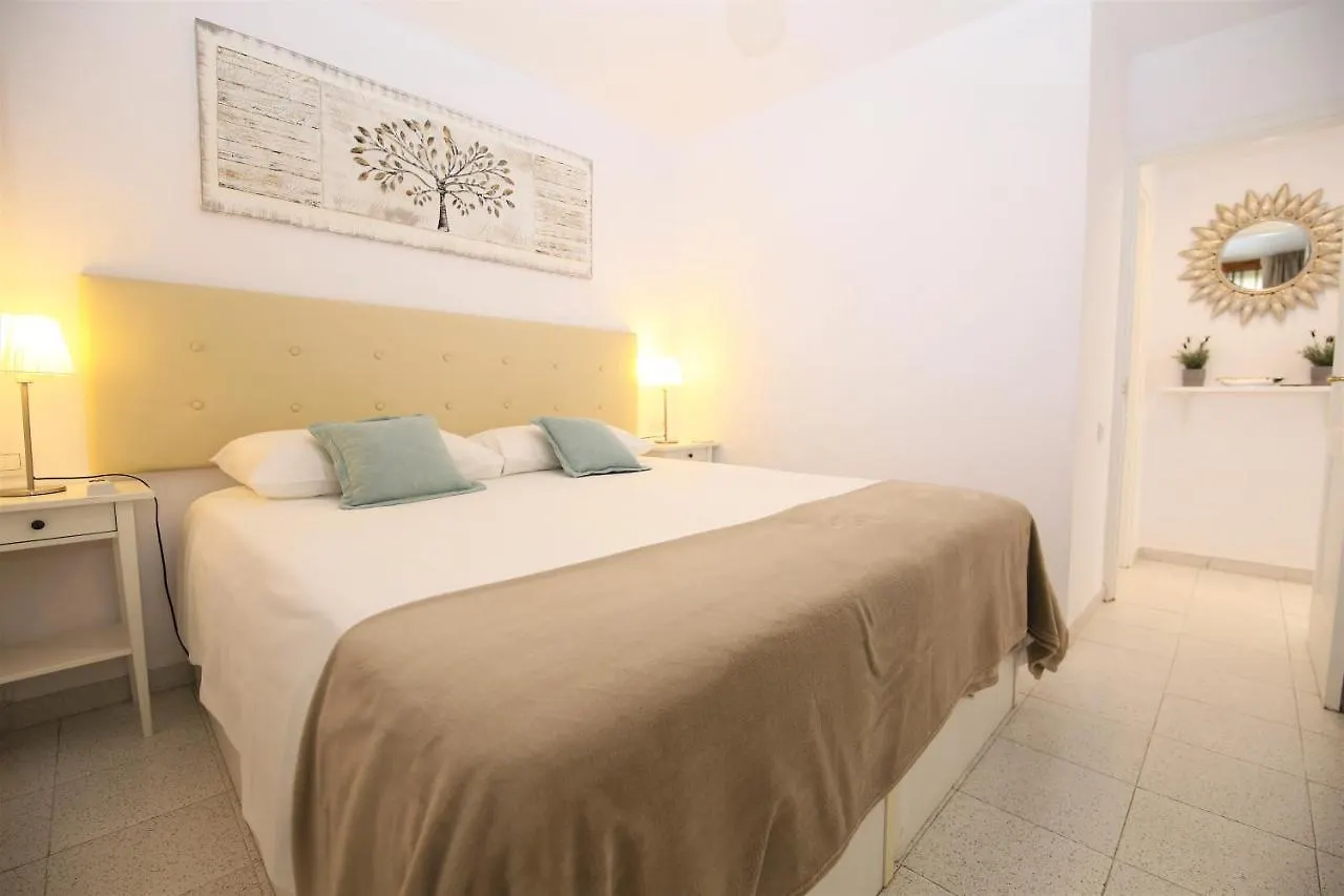 Central Apartment Overlooking Yumbo Centre With Heated Pool 마스팔로마스
