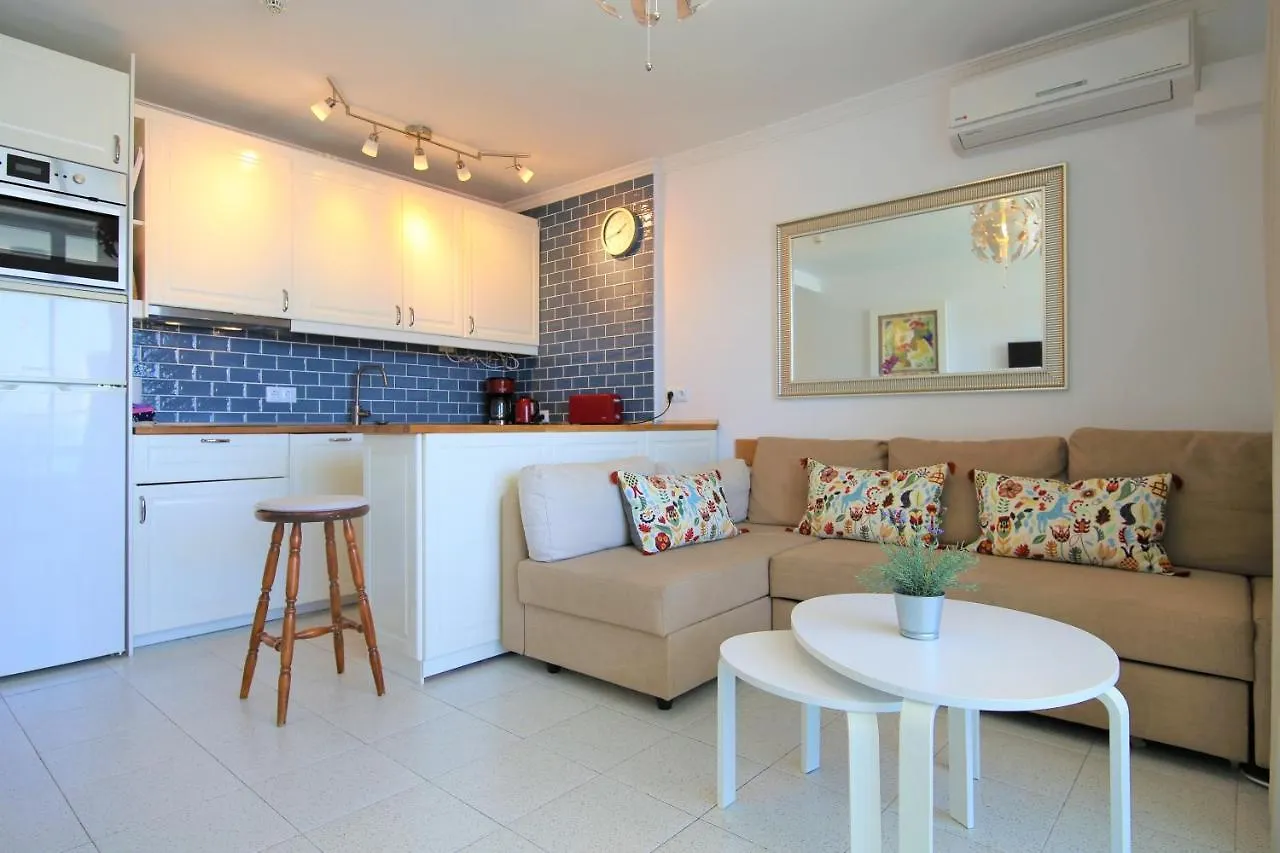 Central Apartment Overlooking Yumbo Centre With Heated Pool 마스팔로마스