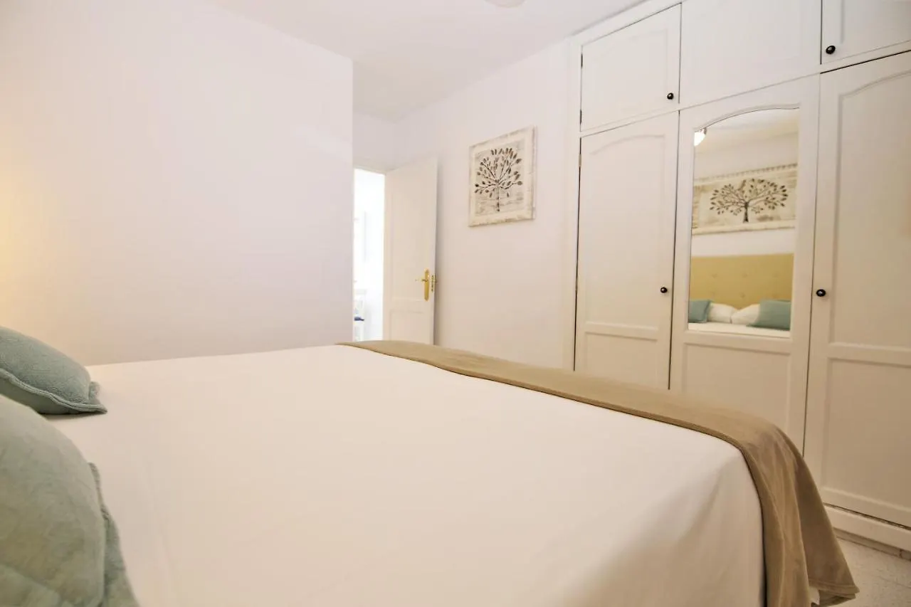 Central Apartment Overlooking Yumbo Centre With Heated Pool 마스팔로마스