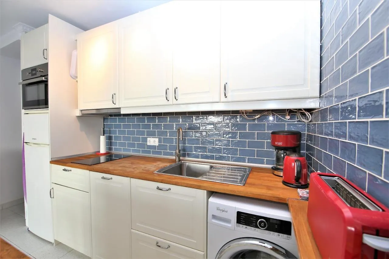 Central Apartment Overlooking Yumbo Centre With Heated Pool 마스팔로마스